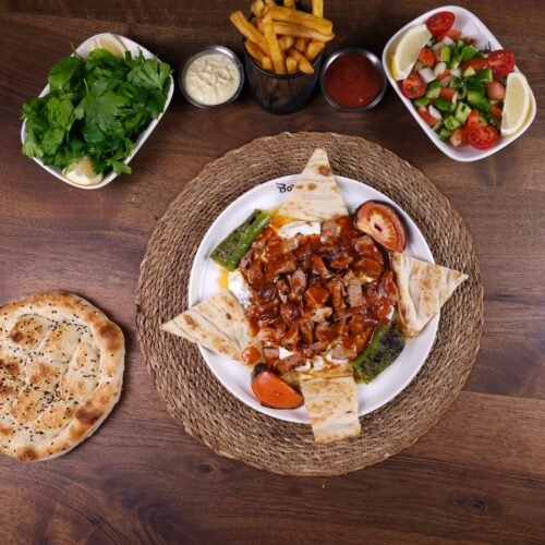 Ali Nazik - Brochettes D’agneau Sur Un Écrasé D'aubergines Au Yaourt