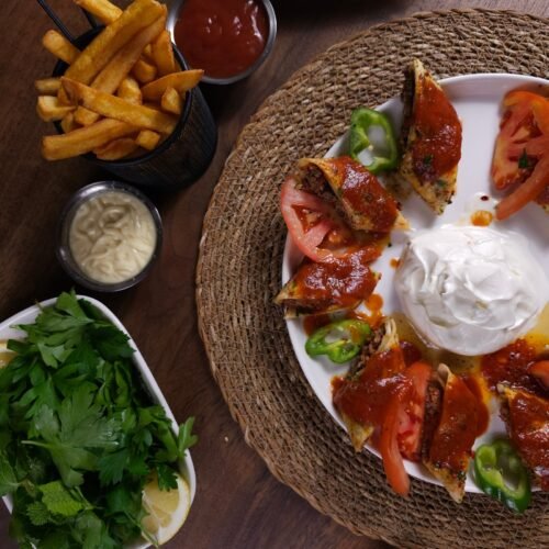Beyti Sarma - Kebap Roulé Dans Un Wrap, Servi Avec Du Yaourt, De La Sauce Tomate