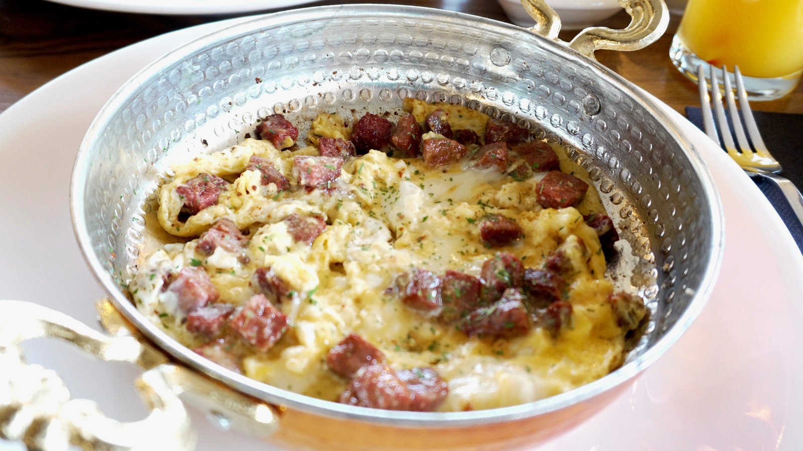 Sucuklu Yumurta - Œufs au saucisson turc (sucuk)